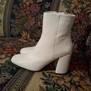 Steve Madden White Heeled Boots Sleek Design